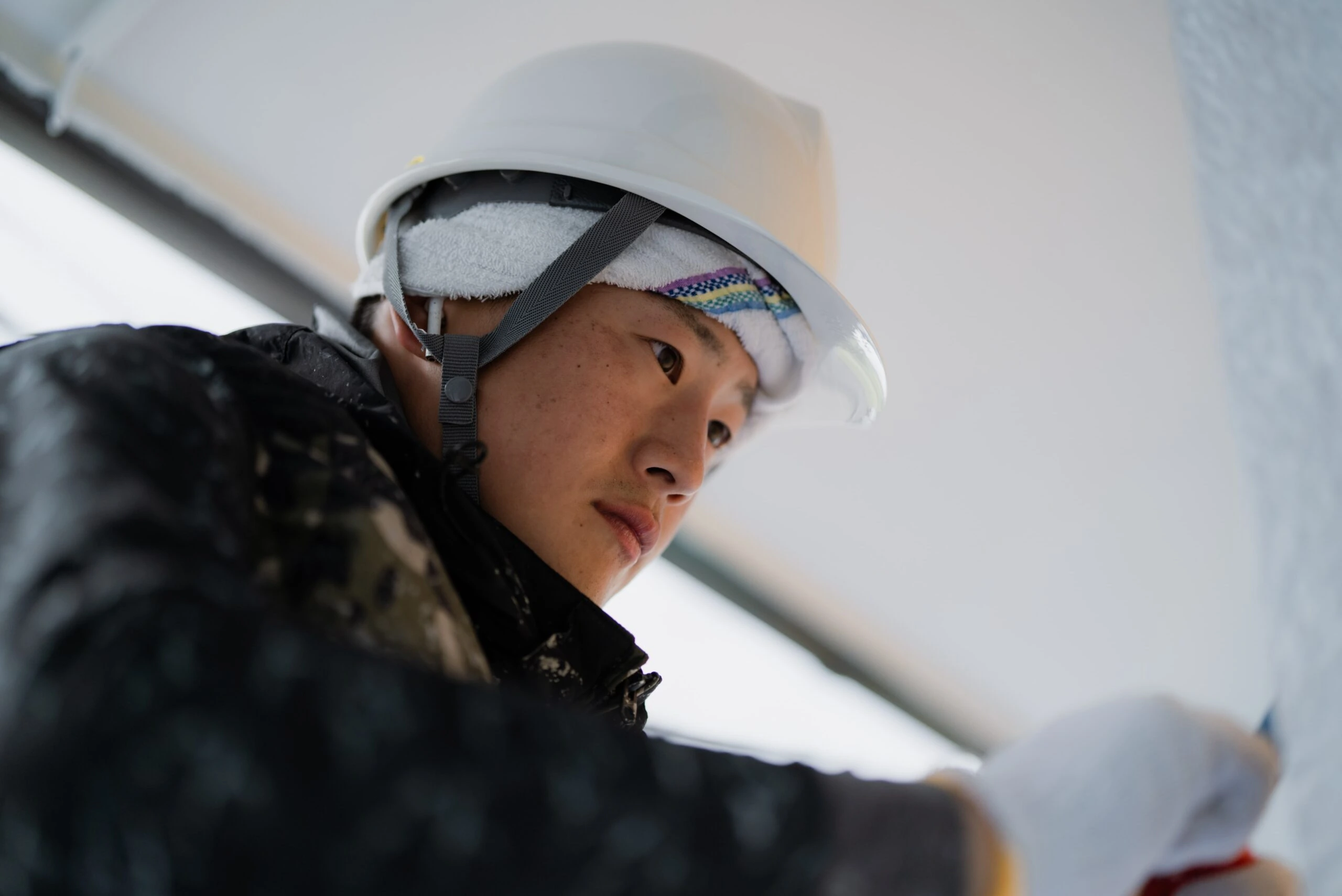 ヘルメットをかぶった作業員